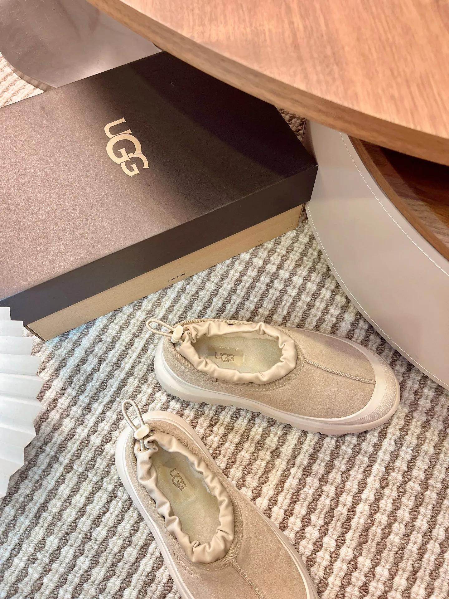 [UGG] P:500💰 Couple shoes Size: 35-44 [Wang Yibo's same style] UGG2025 new winter style Tasman fashion shoes for men and women 1144096 Ugg new fur shoes for autumn and winter, snow boots, same style for men and women ~ Handsome slip-on, lazy shoes, super easy to put on and take off ~ Suede cowhide fabric ~The soles are molded from original soles, not cheap rubber foam, but made of modern material. The characteristics of this material are that it is light, wear-resistant and non-slip. The outsole has a clear logo imprint, which is comparable to that of a store~